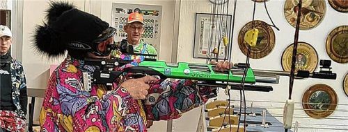 Frieren musste bei der Premiere des Freundschafts-, Gaudi- und Eiskellerschießens der SG Erlstätt und der SG Schleching im „Eiskeller“ Erlstätter Schützenheim niemand. Die 24 Teilnehmer hatten sich vorsichtshalber ganz dick eingemummelt. Foto Markus Müller