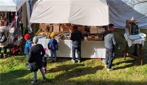 Frühlingsstimmung dank Sonnenschein: Beim Oster- und Kunsthandwerkermarkt im Kloster Reisach luden mehr als 60 Aussteller im Innen- und Außenbereich zum Bummeln, Entdecken und Genießen ein. Foto re