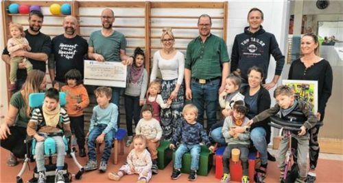 Fünf Schleefelder überreichten die Spende von 2.100 Euro in Rosenheim. Foto Manzinger