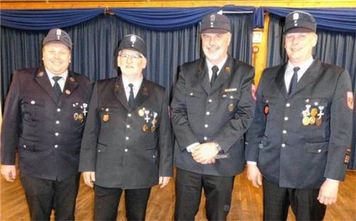 Für 40 Jahre Treue wurde Markus Schmuck (Dritter von links) von Vorsitzendem Matthias Lengg (von links), Kommandant Günther Braun und stellvertretendem Kommandanten Stefan Fenninger geehrt. Foto Hauser