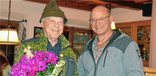Für 50 Jahre Mitgliedschaft nahm Albert Neumayer (links) die Glückwünsche des Vorsitzenden des Gartenbauvereins, Peter Drogoin, entgegen. Foto Eder