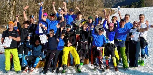 Für alle Teilnehmer gab es Urkunden, die Schnellsten der jeweiligen Klassen erhielten Pokale. Foto re