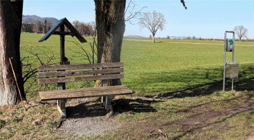 Für gut 400 Parkbänke, gerne von Senioren, Gästen und Wanderern genutzt, leisten Mitarbeiter des Bad Feilnbacher Bauhofs freiwillige Aufgaben bei Ersatz- und Unterhaltsmaßnahmen. Foto Strim