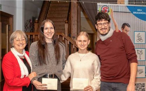 Für ihre herausragenden internationalen Erfolge geehrt wurden vom Präsidenten des „RKB Soli Deutschland“, Tobias Köck (rechts), Weltmeisterin Jana Pfann (Zweite von links) und Europameisterin Lisa Lechner (Dritte von links). Vorsitzende Doris Niedermeier freut sich mit.Foto re