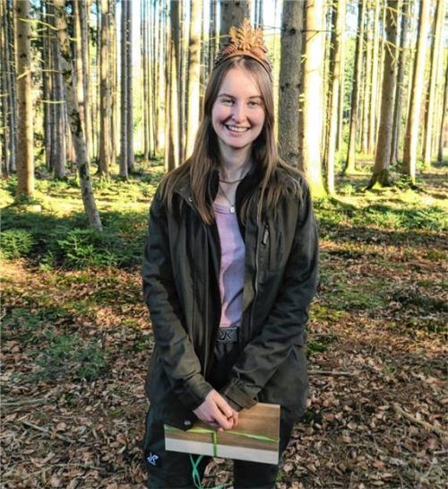 Für ihren Besuch erhielt die bayerische Waldkönigin Patricia Vogl ein kleines Geschenk.Foto Baumann
