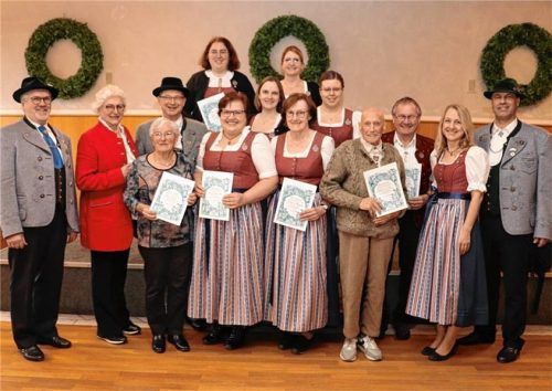 Für langjährige Mitgliedschaft im Trachtenverein „Edelweiß“ Mühldorf erhielten die Geehrten eine Urkunde und ein Ehrenzeichen überreicht: (von links) Vorsitzender Georg Waldinger, Zweite Bürgermeisterin Ilse Preisinger-Sontag, Renate Naderer, Stefan Mairock, Johanna Baier, Anni Niederschweiberer, Sophia Hellbauer, Sonja Groß, Grete Vorbuchner, Maria Fleidl, Josef Kastenhuber, Josef Penzenstadler, Kulturreferentin Claudia Hungerhuber und stellvertretender Vorsitzender Engelbert Buchner. Foto re