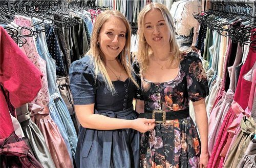 Für Leni Lex (links) steht der Mensch im Mittelpunkt. Nicht nur in ihrem Geschäft „Chiemgau Trachten“, wo sie für Kundinnen wie Isolde Weyerer Trachten kreiert. Sie setzt sich auch dafür ein, dass sich viele Menschen für eine Stammzellspende typisieren lassen, um leukämiekranke Patienten zu retten. Foto Kathrin Gerlach