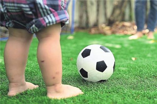 Fußball mit den Kleinen macht Spaß. Der Vermieter kann es anders sehen. Foto Smarterpix/graphixchon