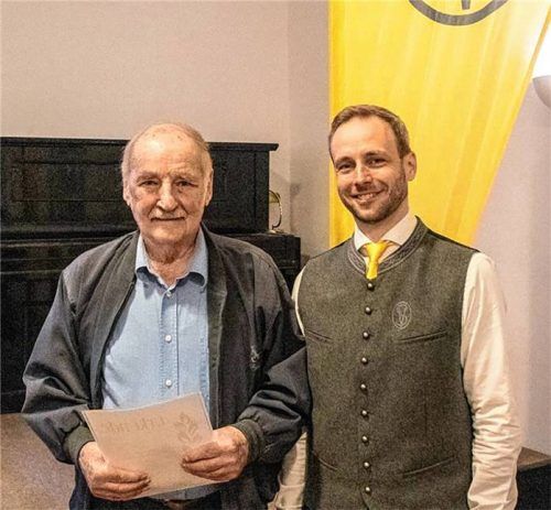 Gar 70 Jahre im Verein ist Franz Ertl (links), ein ehemaliger Fußballer der früheren Jahre. Ihn ehrte Philipp Fuchs (rechts). Foto Stache