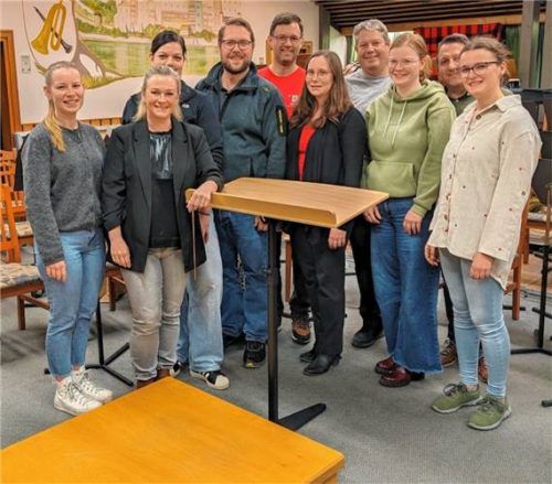 Geben den Ton in der Stadtkapelle an: Die Vorstandschaft mit (von links) Lucia Brand, Barbara T. Bschorr, leicht verdeckt dahinter Veronika Koller, Markus Obergehrer, Markus Burlefinger, Anna Gießübl, Harald Däullary, Maria Hildgartner, Martin Zwiefelhofer und Theresa Machl. Foto  Burlefinger