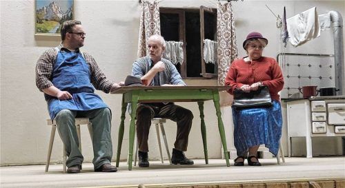 Gedrückte Stimmung am Küchentisch: (von links) Christian Kastl als Lois Kreithofer, Thomas Sedlmair als Kreithofer und Ingrid Brandl als Zenz.Foto re