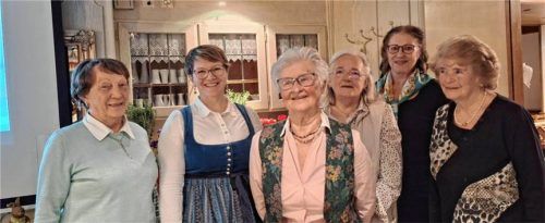 Geehrte Gartler: Hedwig Mayer, Vorsitzende Christine Tettenhammer, Maria Höhensteiger, Josefine Weißenbacher, Britta Knoll und Johanna Götze Foto Wunderlich