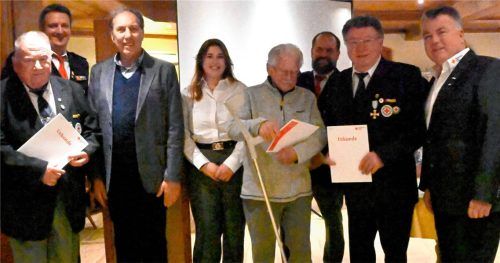 Geehrte und Verantwortliche: Ludwig Lederwascher, Günter Graupe (stellvertretender Kreisbereitschaftsleiter), Josef Entfellner, Bereitschaftsleiterin Veronika Moser, Fred Mrazek, Benny Wunder, August Fürst und Martin Schmidt (Direktor des BRK-Kreisverbandes Rosenheim/von links).Foto ammelburger