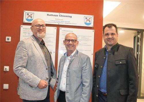 Gegen 19.15 Uhr stand fest, dass Bürgermeister Stefan Reichelt auch die kommenden sechs Jahre Chef im Rathaus sein wird. Zu den ersten Gratulanten zählten seine Stellvertreter, Zweiter Bürgermeister Markus Brunner (UW, rechts) und Josef Mayer (CSU, links). Foto zandl