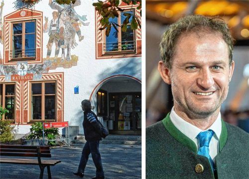 Gegen Bürgermeister Georg Kittenrainer (rechts) waren anonyme Vorwürfe erhoben worden. Links: das Rathaus von Bayrischzell. Foto Thomas Plettenberg (2)