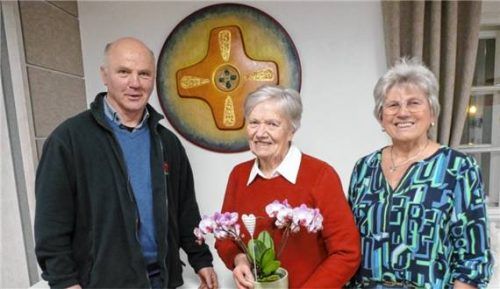 Geistlicher Beirat Pater Walter Kirchmann und Vorsitzende Helga Manstetter (rechts) dankten Anneliese Pongratz mit einem Blumenpräsent für ihre 40-jährige Mitgliedschaft. Foto Bachmaier