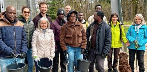 Gemeinsam anpacken: Bettina Rolle von der Ortsgruppe des Bund Naturschutz (Zweite von rechts) mit ihren Helfern, darunter einige Geflüchtete aus verschiedenen afrikanischen Ländern. Foto Fischer