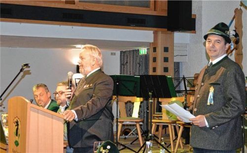 Gemeinsam informierten Gauvorsitzender Anton Linner und Zweiter Vorsitzender Markus Schupfner über das Vereinsjahr. Foto Eder
