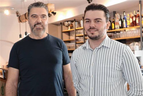 Gemeinsam mit ihrer Familie führen Bedri (links) und Alaudin Ferizi den Betrieb im Bad Feilnbacher Café Stefanies weiter. Fotos Röhrl