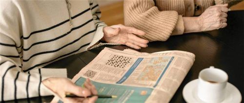 Gemeinsam rätseln verbindet Jung und Alt. Foto pexels/cottonbro studio