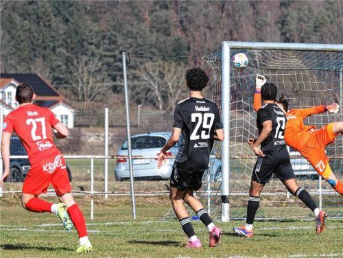 Generalprobe: Der SV Erlbach aus der Bayernliga Süd (links Wolfgang Hahn) besiegte den SV Fortuna Regensburg aus der Bayernliga Nord.Foto Osterkampf