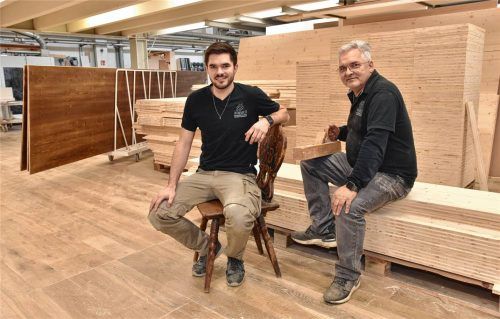 Generationswechsel im Innenausbau: Alfons Wimmer und sein Sohn führen die Schreinerei vom handgezeichneten Plan zur digitalen Planung mit CAD-Technik. Fotos Brigitta Erdödy