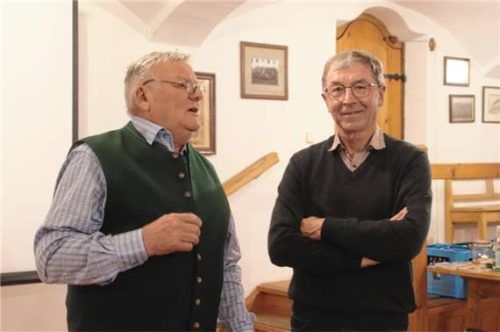 Georg Unterhauser (rechts) zeigte unter dem Titel „Heimat unterm Föhnhimmel – der Chiemgau und Rupertigau aus der Vogelperspektive betrachtet“ beeindruckende Flugbilder, die er mit seiner Drohne einfing. Vorsitzender Josef Wiesholler sprach ihm dafür Lob und Dank aus. Foto Zandl