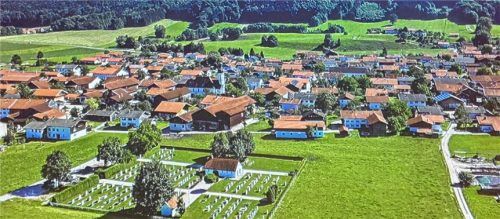 Georg Unterhauser zeigte seine Luftaufnahmen – hier Rottau aus der Vogelperspektive. Adersberger