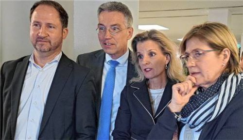 Gespannter Blick auf die Wahlergebnisse: (von links) Riederings Bürgermeister Christoph Vodermaier, Landrat Otto Lederer, Bundestagsabgeordnete Daniela Ludwig und Riederings Zweite Bürgermeisterin Marianne Loferer. Foto Weiser