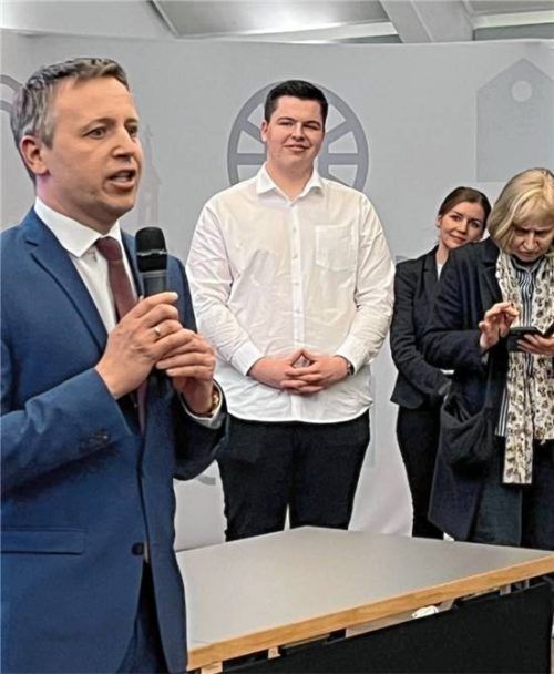 Gleich im ersten Wahlgang wiedergewählt, trotz dreier Gegenkandidaten: Traunsteins Oberbürgermeister Christian Hümmer (CSU) am Sonntagabend im Rathaus. Foto Hinmüller