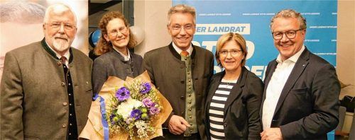 Glücklich zumindest über sein Ergebnis: Rosenheims Landrat Otto Lederer (Mitte) nach der Wiederwahl mit (von links) CSU-Landtagsabgeordneten Sebastian Friesinger, seiner Frau Bianca, der stellvertretenden Landrätin Marianne Loferer (Zweite von rechts) und Klaus Stöttner. Foto Peter Huber