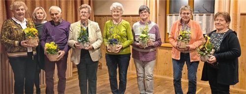 Glückwünsche zu runden Geburtstagen: Vorsitzende Rosina Maron (Zweite von links) gratulierte Angela Sewald, Johann Wetterstetter, Sophie Fenis, Anna Huber, Anna Bald, Therese Strobl und Rosa Irlbacher. Foto Heistracher