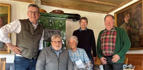 Glückwünsche zum 75. Geburtstag von Bürgermedaillenträger Wolfgang Maurer (Zweiter von links) kamen von Bürgermeister Georg Huber, der Dritten Bürgermeisterin Christine Eckert, Geschäftsleiter Andreas Müllinger und Zweitem Bürgermeister Christoph Heibler (von links). Foto re