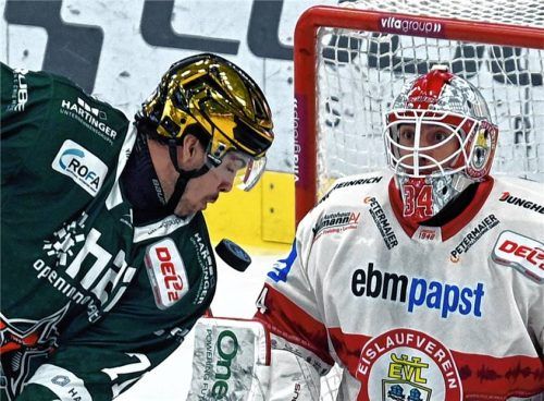 Goldhelm Scott Feser (links) und die Starbulls Rosenheim könnten gegen Jonas Langmann und den EV Landshut gleichziehen.Foto Hans-Jürgen Ziegler