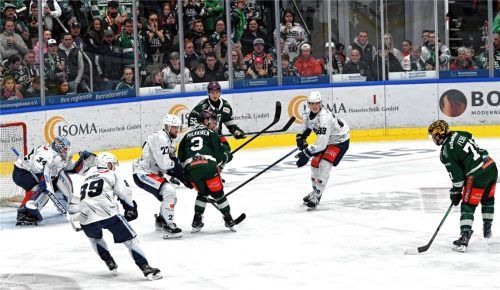 Goldhelm Scott Feser (rechts) zeigte sich gegen Weiden erneut in Torlaune. Hier erzielt er das zwischenzeitliche 2:1 für die Starbulls Rosenheim.Foto Hans-Jürgen Ziegler