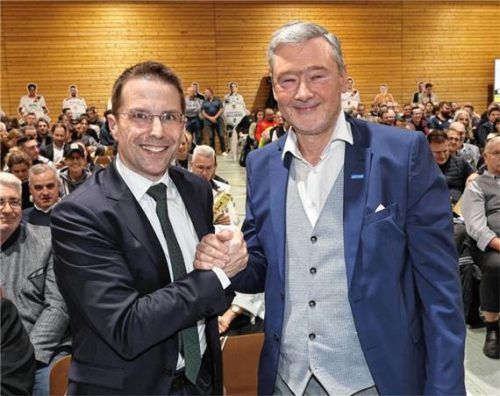 Gratulation: BFV-Präsident Dr. Christoph Kern (links) und der wiedergewählte Oberbayern-Vorsitzende Robert Schraudner. Foto BFV