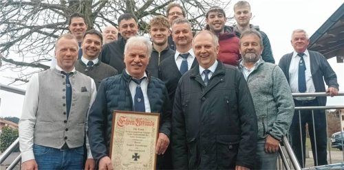 Gratulation für den neuen Ehrenvorsitzenden: (vorne, von links) Vorsitzender Hans Urbauer, der neue Ehrenvorsitzende Rupert Anzenberger und Zweiter Vorsitzender Josef Seidl. Mittlere Reihe, von links: Zweiter Gauvorsitzender Markus Schupfner, Neumitglied Matthias Pfenninger, Schriftführer Reinhard Hauser und Kassier Albert Wimmer. Hinten, von links: Fähnrich Thomas Anzenberger, Fähnrich Martin Enghuber, Neumitglied Jannik Pointl, Fähnrich Martin Ziegelgänzberger, die Neumitglieder Felix Schachner und Maximilian Schillmeier sowie Fähnrich und Ehrenmitglied Ludwig Löw.Foto Heistracher
