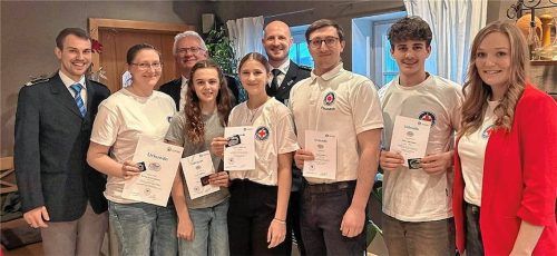 Gratulation zum Rettungsschwimmerabzeichen: (von links) Kreis-Jugendleiter Simon Ostermann, Karin Kaltenhauser, Kreis-Schriftführer Tom Hilscher, Lea Mittermayer, Hannah Dettenbeck, der Technische Leiter der Kreiswasserwacht, Markus Schönlinner, Jonathan Auer und Raphael Seidinger sowie die Schnaitseer Vorsitzende Angelika Kebinger. Foto re