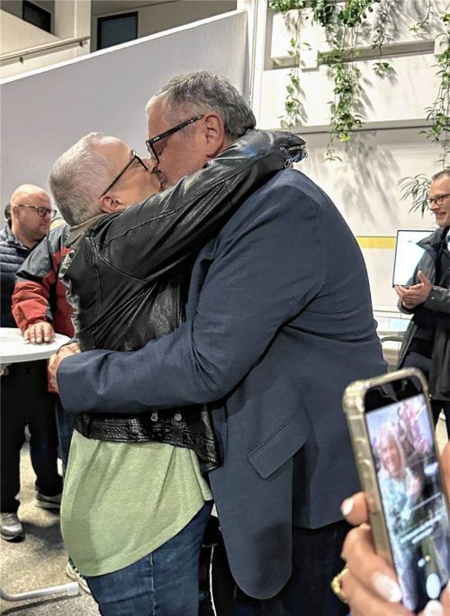 Große Emotionen: Emil Kirchmeier küsst seine Frau Michaela nach seiner Wahl zum Bürgermeister. Sie ist die erste Gratulantin.Fotos Lohmann