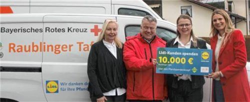 Große Freude herrschte bei Irena Lovric (Zweite von rechts) und Gitti Baumann (links) sowie Martin Schmidt, Kreisgeschäftsführer des Bayerischen Roten Kreuzes, dem Träger der Tafel Raubling. Antje Paul (rechts) von der Lidl Vertriebs GmbH & Co. KG hatte viel Geld im Gepäck. Foto re