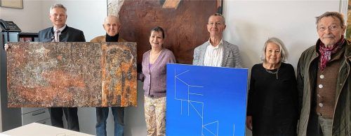 Große Freude über die beiden Kunstwerke: (von links) Bürgermeister Richard Richter, Initiator Rupert Dorrer, Galerieleiterin Cornelia Ahrens, Maler und Stifter Elmar Ludwig, die langjährige Mitarbeiterin der Galerie Ute Bößwetter und Manila, der ehemalige Wirt der „Schwabinger 7“. Foto MISCHI