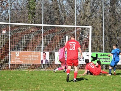 Großholzhausens Felix Ullmann (in Blau) erzielt hier das zwischenzeitliche 1:0 gegen Mehring.Foto Franz Ruprecht