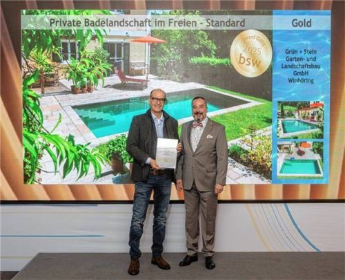 Grün + Stein Garten- und Landschaftsbau GmbH: Urkunden-Übergabe an Alexander Stein (li.) durch bsw-Präsidenten Jürgen Koenig. Foto BSW