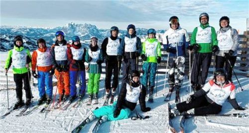 Gruppe mit neuen Funktionsshirts, die eigentlich für den Wassersport gemacht sind. Foto Müller