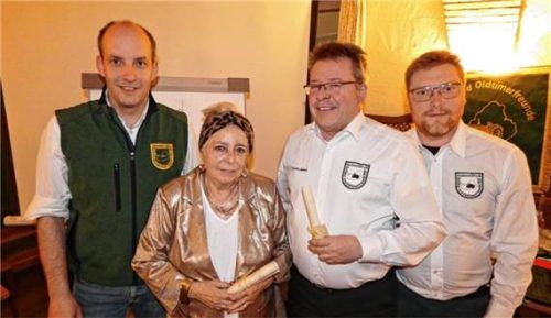 Gudrun Rath und Schriftführer Rolf Mertens (Zweiter von rechts) halten dem 1997 gegründeten Verein Bulldog- und Oldtimerfreunde Grabenstätt bereits seit 25 Jahren die Treue. Der wiedergewählte Vorsitzende Benjamin Wailand (links) und Zweiter Vorsitzender Ralf Seubert (rechts) gratulierten ihnen bei der Jahresversammlung. Foto Müller