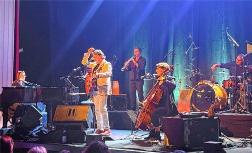 Gut aufgelegt präsentierten sich Pippo Pollina und seine musikalischen Mitstreiter in Rosenheim. Foto pfurtscheller