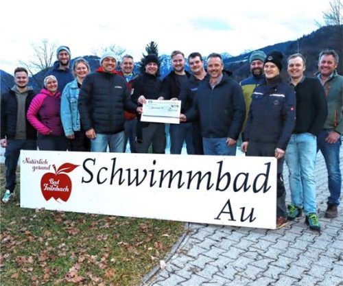 Gutes Tun und einen Beitrag zur Sanierung des Auer Schwimmbads leistet die Auer Bettlhochzeitsgesellschaft mit einer stattlichen Spende. Foto Strim