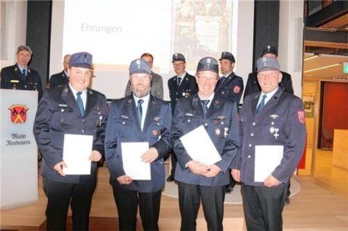 Hannes Strein, Johann Gar, Andi Pichler und Georg Gar (von links) wurden für 25 Jahre aktiven Dienst ausgezeichnet.