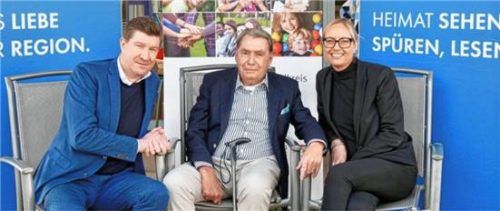 Hans Borowski (Mitte) hat 100.000 Euro für das „Haus Christophorus“ gespendet. Im Gespräch mit OVB-MEDIA-Chefredakteur Christoph Maier (links) und OVB-MEDIA-Chefreporterin Rosi Gantner erklärte er, welchen Wunsch er mit der Spende verbindet.