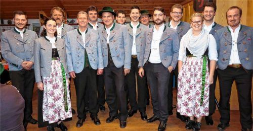 Harmonischen Zusammenhalt und musikalisches Miteinander in der Feilnbegga Musi garantieren Jugenddirigentin Barbara Obermaier (Zweite von links), die Vorsitzenden Vitus Reger (Vierter von links) und Sepp Stadler (Sechster von links) mit Dirigent Stefan Kirchberger und Zweitem Dirigent Andreas Kriechbaumer (Siebter von links) sowie Beisitzer und Ausschussmitglieder. Foto Strim